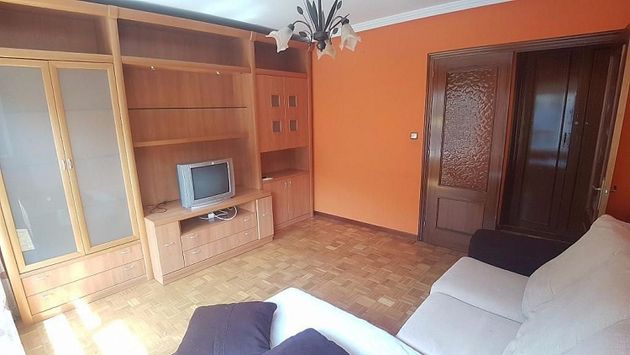 Foto 2 de Pis en venda a calle Las Ubiñas de 3 habitacions amb mobles i calefacció
