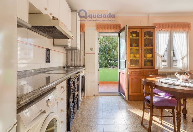Foto 2 de Casa adossada en venda a calle Bernaldo de Quirós de 3 habitacions amb terrassa i garatge