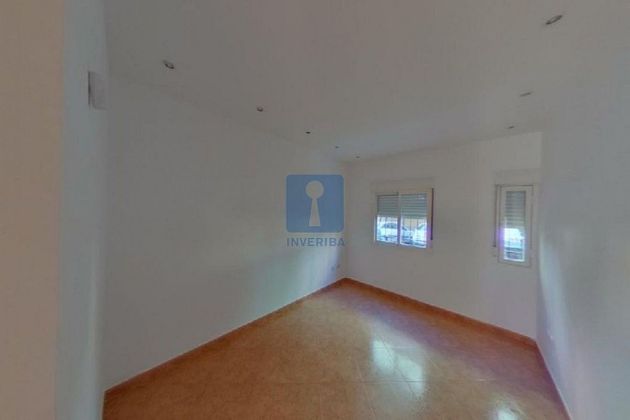 Foto 2 de Venta de piso en Los Rosales de 2 habitaciones con balcón