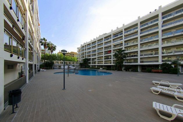 Foto 1 de Piso en venta en calle De Josep Carner de 2 habitaciones con terraza y piscina
