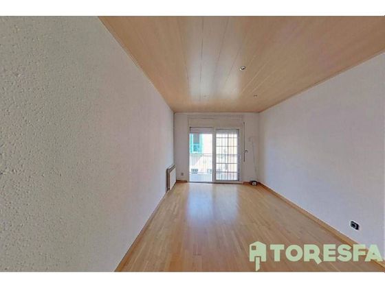 Foto 2 de Piso en venta en Llagosta, La de 4 habitaciones con balcón
