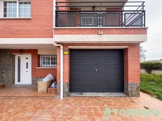 Foto 2 de Casa en venta en Canovelles de 4 habitaciones con terraza y garaje