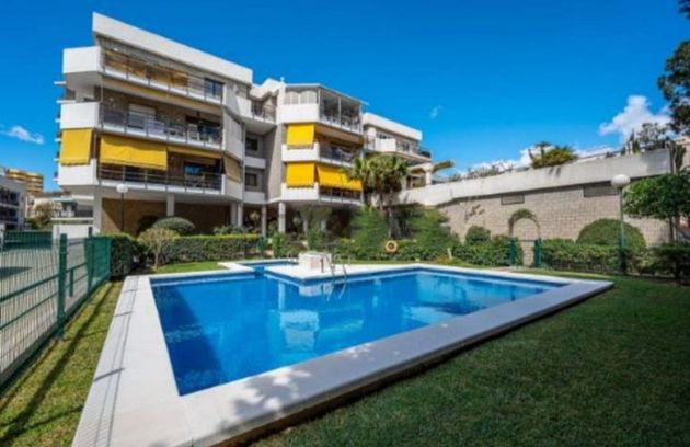 Foto 2 de Venta de piso en La Carihuela de 3 habitaciones con terraza y piscina