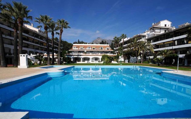Foto 1 de Venta de piso en Lomas de Marbella Club - Puente Romano de 1 habitación con terraza y piscina