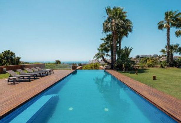 Foto 1 de Venta de casa en Benahavís de 8 habitaciones con terraza y piscina