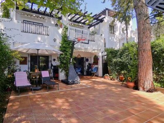 Foto 1 de Casa adosada en venta en Los Monteros - Bahía de Marbella de 3 habitaciones con terraza y piscina