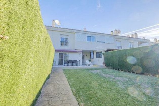 Foto 2 de Casa adosada en venta en Nueva Andalucía centro de 3 habitaciones con terraza y piscina