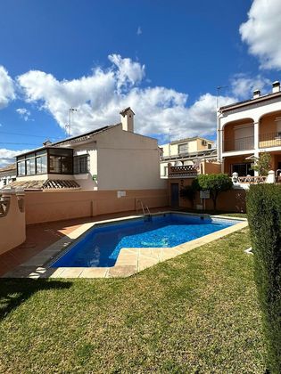 Foto 2 de Casa adossada en venda a Los Pacos de 3 habitacions amb piscina i garatge