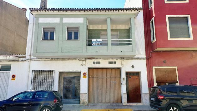 Foto 1 de Casa en venda a calle D'ausiàs March de 6 habitacions amb terrassa i garatge