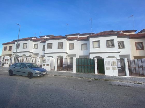 Foto 2 de Casa adossada en venda a calle Utrera de 3 habitacions amb terrassa
