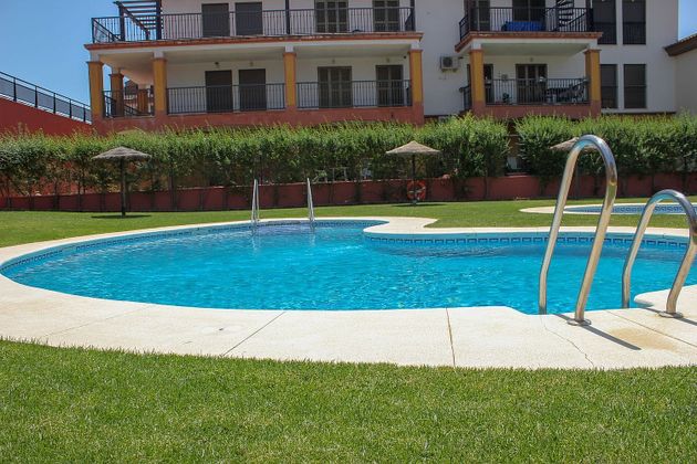 Foto 1 de Piso en venta en urbanización Puente Esuri de 2 habitaciones con piscina y garaje