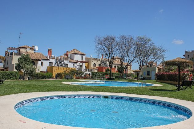 Foto 2 de Casa en venda a urbanización Puente Esuri de 2 habitacions amb terrassa i piscina