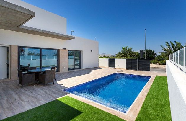 Foto 1 de Casa en venda a Daya Nueva de 3 habitacions amb terrassa i piscina