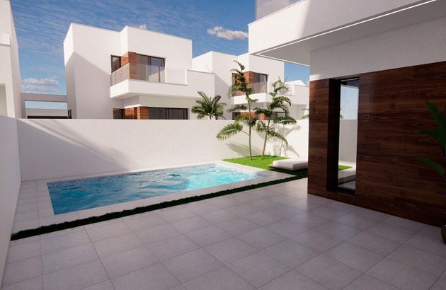 Foto 2 de Casa en venta en Daya Vieja de 3 habitaciones con terraza y piscina