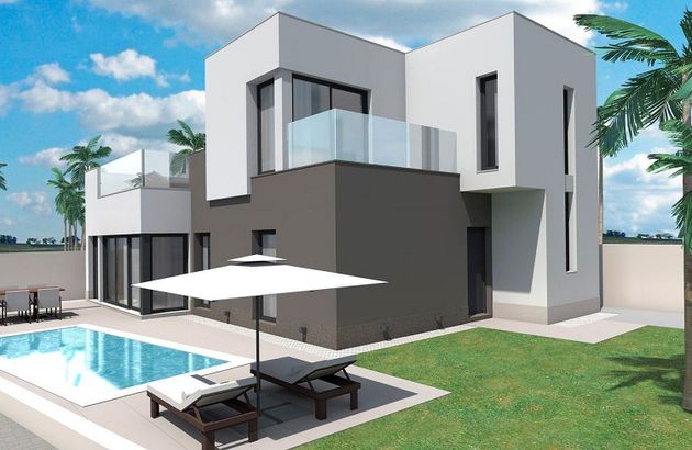 Foto 1 de Chalet en venta en Nueva Torrevieja - Aguas Nuevas de 3 habitaciones con terraza y piscina