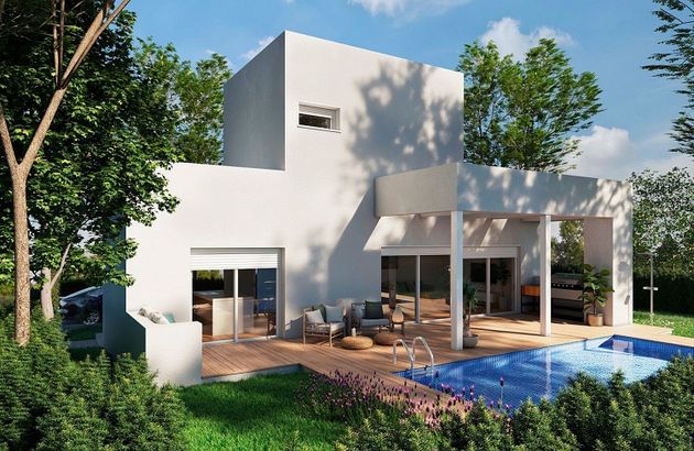 Foto 1 de Xalet en venda a Oliva Nova de 3 habitacions amb terrassa i piscina