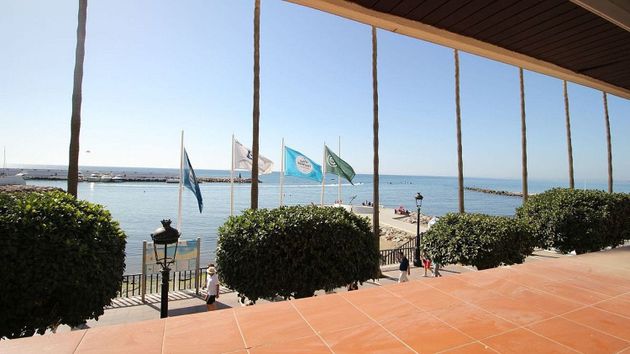 Foto 1 de Pis en lloguer a Playa Bajadilla - Puertos de 1 habitació amb piscina i jardí