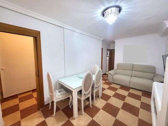 Foto 1 de Piso en alquiler en Els Molins - La Devesa - El Poble-sec de 2 habitaciones con muebles y balcón