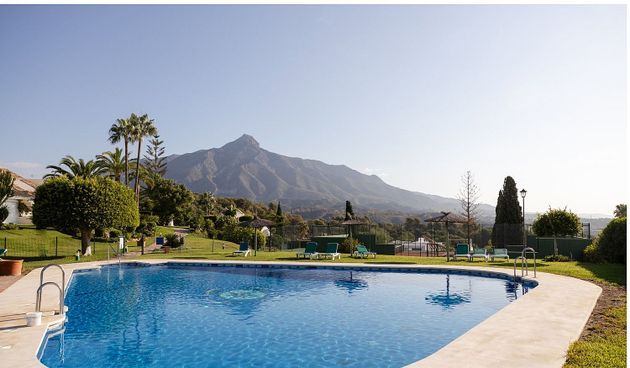 Foto 1 de Casa adossada en venda a Los Naranjos - Las Brisas de 2 habitacions amb terrassa i piscina