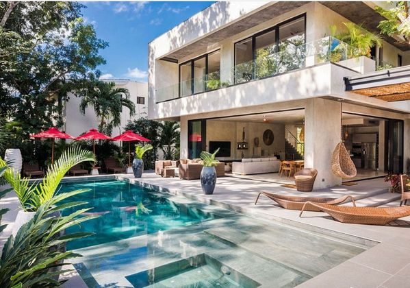 Foto 1 de Casa adossada en lloguer a calle Nva Andaluc de 5 habitacions amb terrassa i piscina