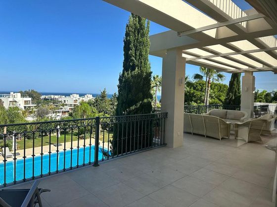 Foto 2 de Alquiler de chalet en Lomas de Marbella Club - Puente Romano de 4 habitaciones con terraza y piscina