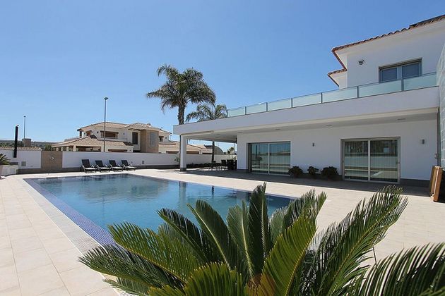 Foto 1 de Chalet en venta en San Pedro del Pinatar de 6 habitaciones con terraza y piscina