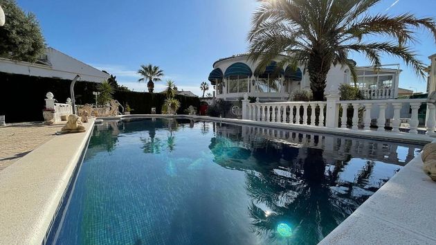 Foto 2 de Casa en venta en calle De Las Arenas de 4 habitaciones con terraza y piscina