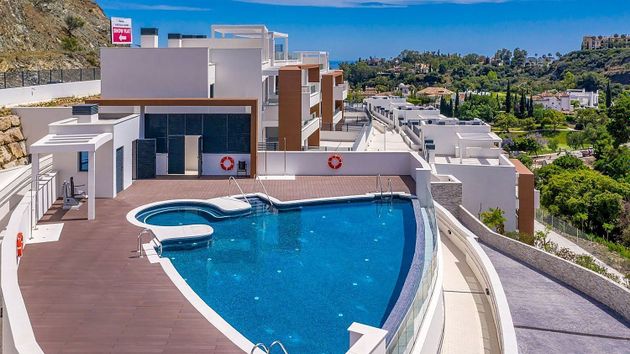 Foto 1 de Venta de piso en Benahavís de 2 habitaciones con terraza y piscina