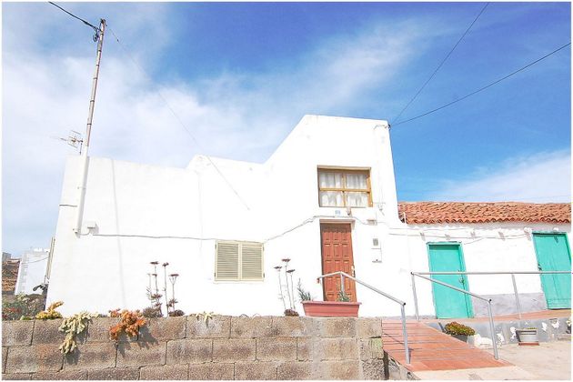 Foto 1 de Chalet en venta en Arico de 4 habitaciones con terraza y jardín