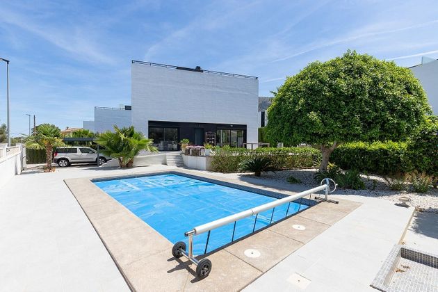 Foto 2 de Casa adossada en venda a Alfaz del Pi Pueblo-Urbanizaciones de 3 habitacions amb terrassa i piscina