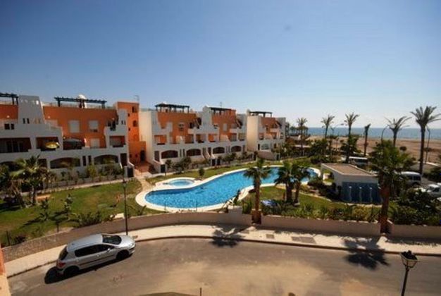 Foto 1 de Pis en venda a calle Islas Canarias de 2 habitacions amb terrassa i piscina