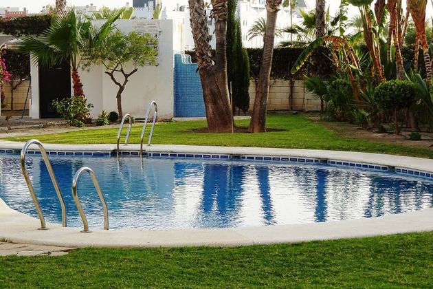 Foto 2 de Pis en venda a calle Islas Canarias de 2 habitacions amb terrassa i piscina