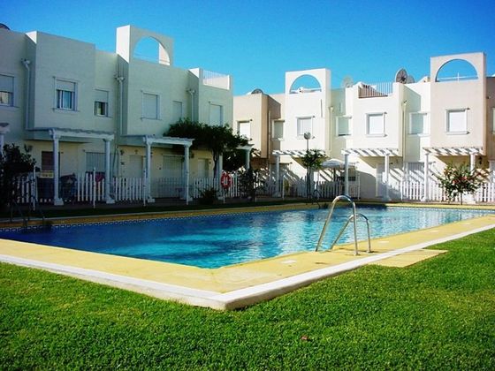 Foto 2 de Casa adosada en venta en calle Nuñez de Balboa de 2 habitaciones con terraza y piscina