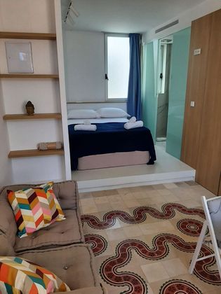 Foto 2 de Alquiler de ático en calle Guillem de Castro de 1 habitación con terraza y muebles