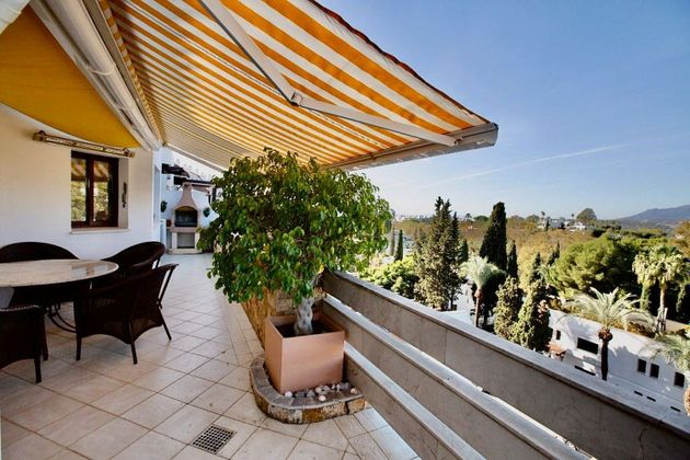Foto 1 de Alquiler de ático en urbanización Lugar Lomas de Marbella Club de 3 habitaciones con terraza y piscina