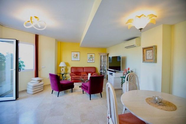 Foto 2 de Alquiler de ático en urbanización Lugar Lomas de Marbella Club de 3 habitaciones con terraza y piscina