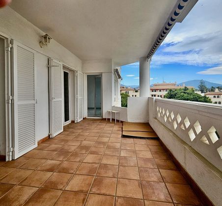 Foto 1 de Alquiler de piso en Puerto Banús de 4 habitaciones con terraza y piscina