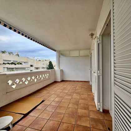 Foto 2 de Alquiler de piso en Puerto Banús de 4 habitaciones con terraza y piscina
