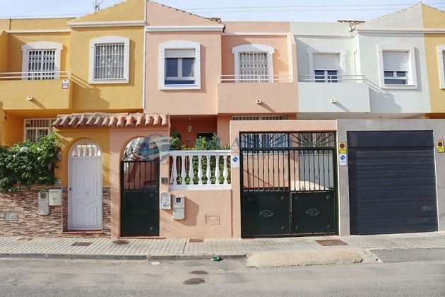 Foto 1 de Casa en venda a calle Rio Duero de 4 habitacions amb terrassa i garatge