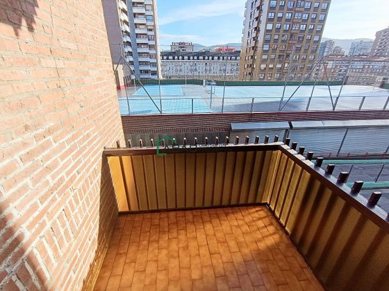 Foto 2 de Venta de piso en Txurdinaga de 3 habitaciones con terraza y garaje