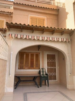 Foto 1 de Casa adossada en venda a Los Arenales del Sol de 3 habitacions amb terrassa i piscina