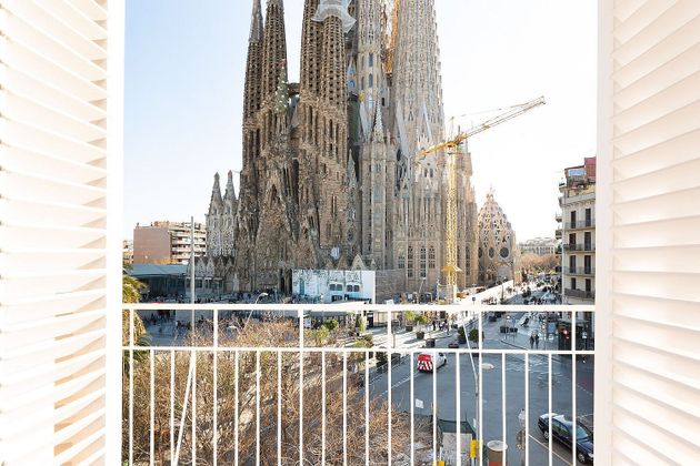 Foto 1 de Alquiler de piso en La Sagrada Família de 4 habitaciones con muebles y balcón