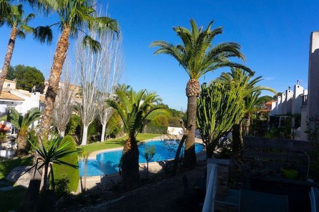 Foto 2 de Casa adossada en venda a Alfaz del Pi Pueblo-Urbanizaciones de 5 habitacions amb terrassa i piscina
