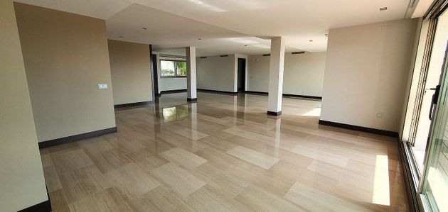Foto 1 de Alquiler de piso en Benahavís de 3 habitaciones con terraza y piscina