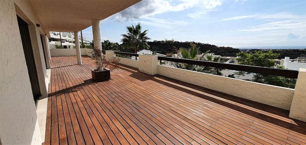 Foto 2 de Alquiler de piso en Benahavís de 3 habitaciones con terraza y piscina