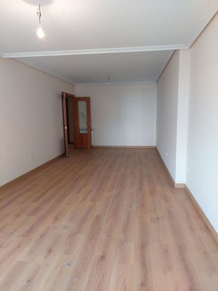Foto 1 de Pis en venda a Centro - Ponferrada de 4 habitacions amb garatge i calefacció