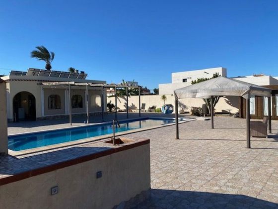 Foto 1 de Casa en venta en calle Jorge Manrique de 3 habitaciones con terraza y piscina