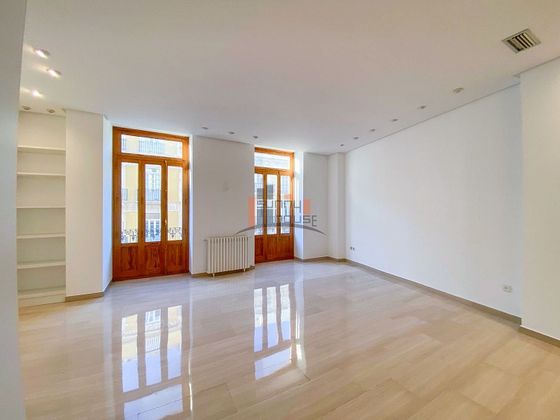 Foto 1 de Piso en alquiler en calle De Ciril Amorós de 2 habitaciones con garaje y aire acondicionado