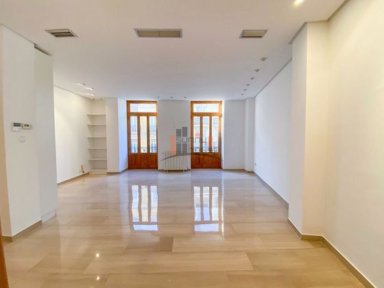 Foto 2 de Piso en alquiler en calle De Ciril Amorós de 2 habitaciones con garaje y aire acondicionado