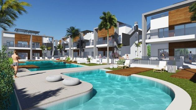 Foto 1 de Venta de piso en Urbanizaciones de 2 habitaciones con terraza y piscina